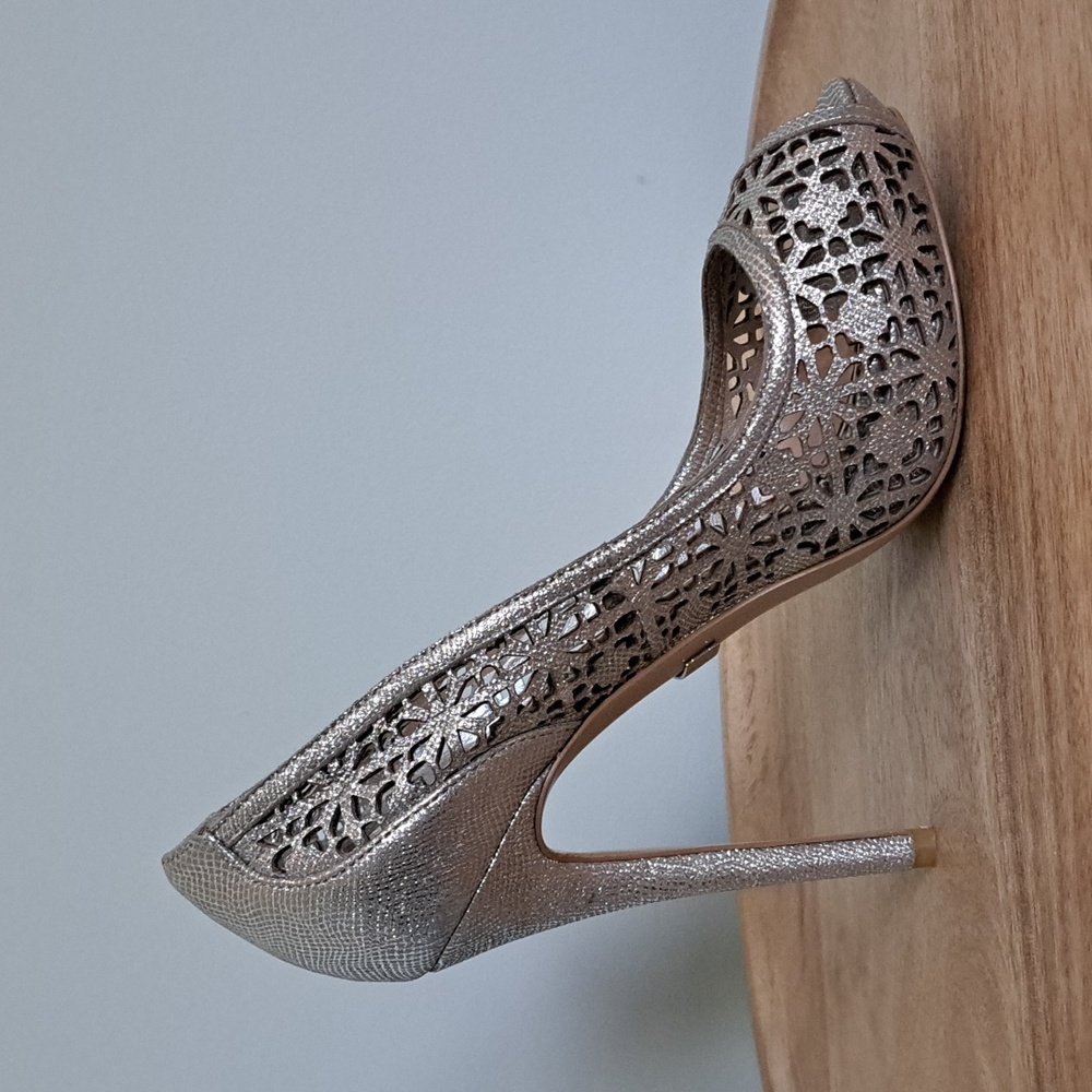 Badgley Mischka Leather Lasercut Silver Stiletto Platform Pumps Peep Toe Size 6